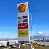 Πινακίδες τιμών καυσίμων στους νέους πυλώνες πρατηρίων της Shell